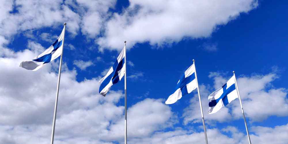 neljä Suomen lippua