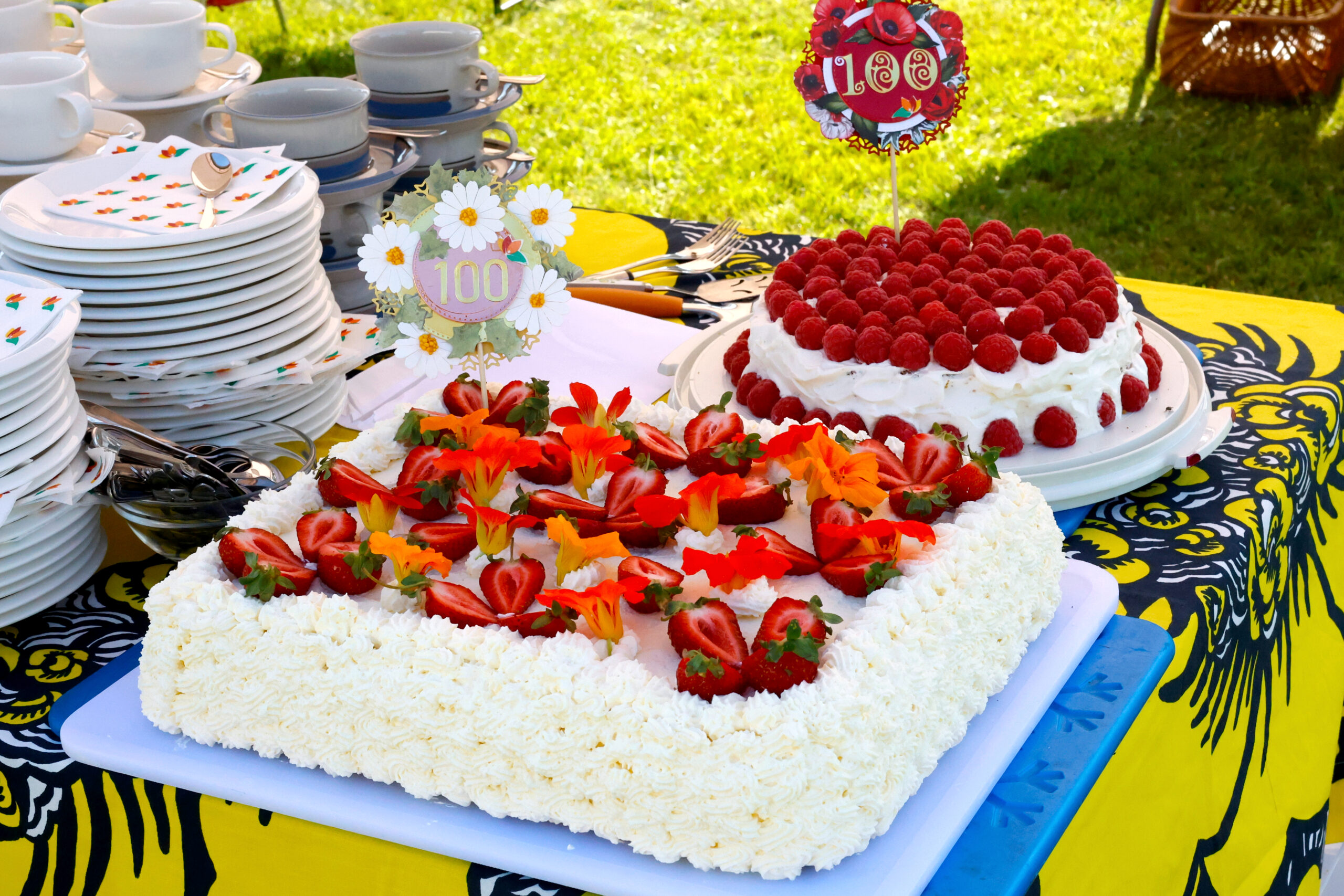 Täytekakkuja, joissa kakkukoristeessa lukee 100.